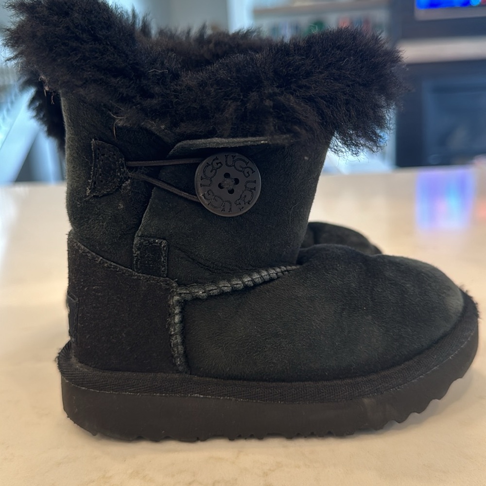 7T Black Bailey Button UGG boots